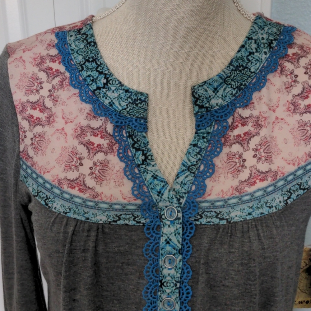 One-World Ladies Top - Picture 2 of 9